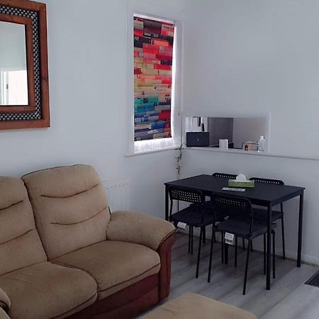 2 Bed 1St Floor Apartment-Own Entrance & Parking Portsmouth Zewnętrze zdjęcie