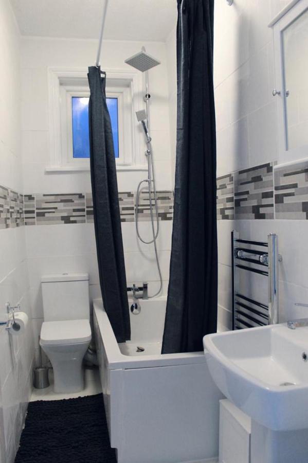 2 Bed 1St Floor Apartment-Own Entrance & Parking Portsmouth Zewnętrze zdjęcie