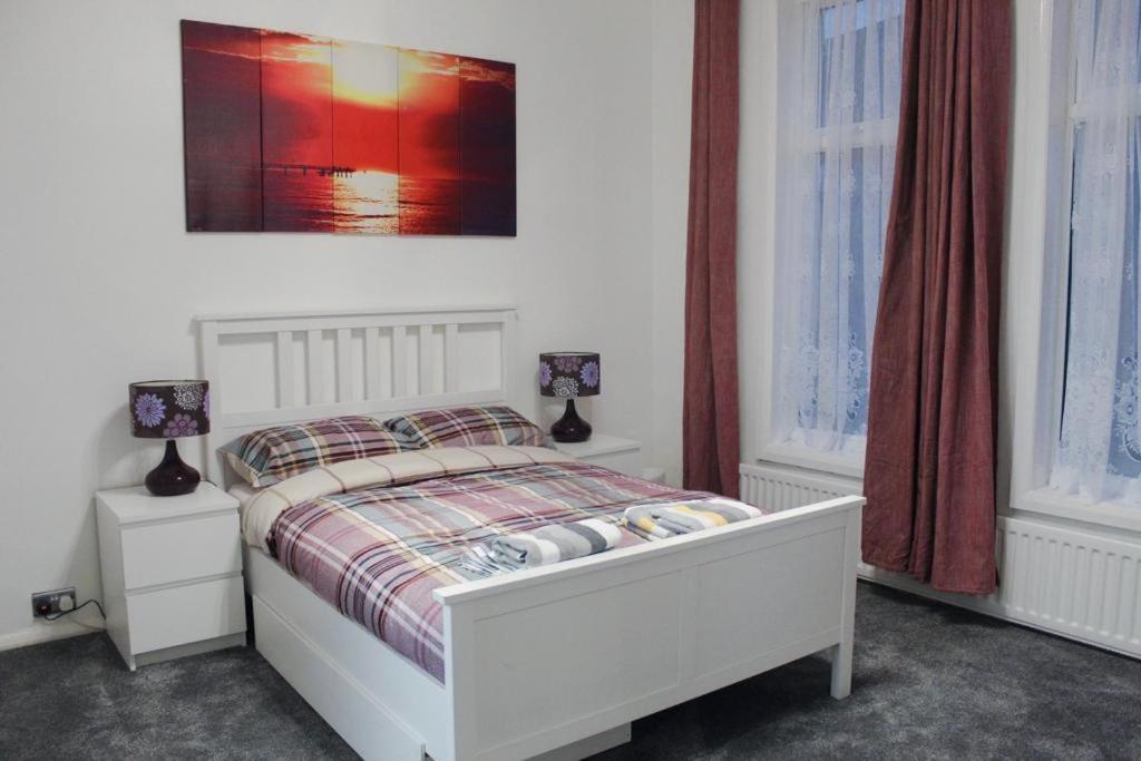 2 Bed 1St Floor Apartment-Own Entrance & Parking Portsmouth Zewnętrze zdjęcie