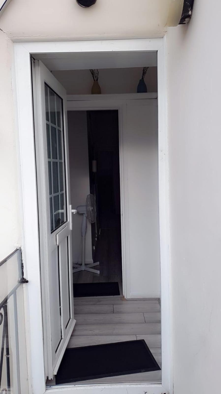 2 Bed 1St Floor Apartment-Own Entrance & Parking Portsmouth Zewnętrze zdjęcie